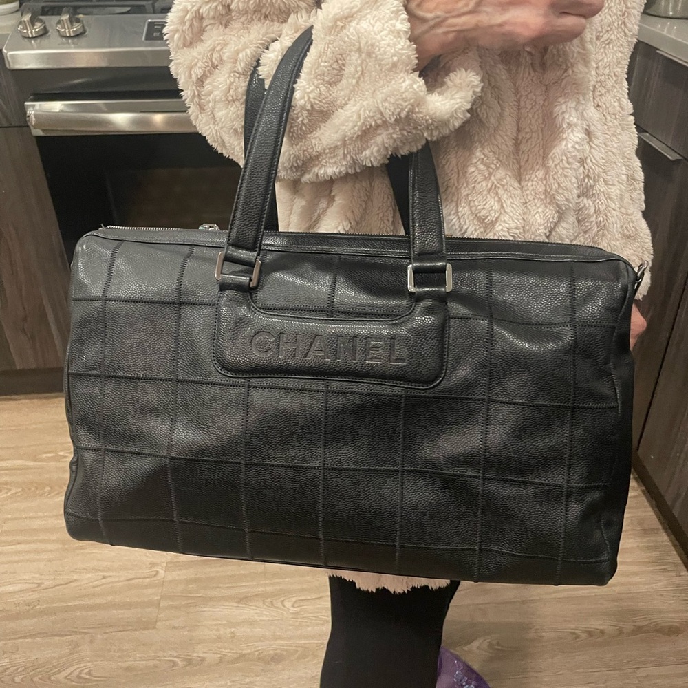 Gorgeous Chanel tote black caviar leather